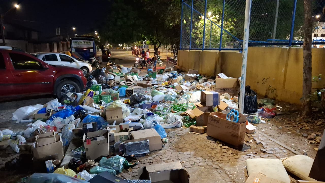 Lixo na praça de espotte do bairro Morada do Sol