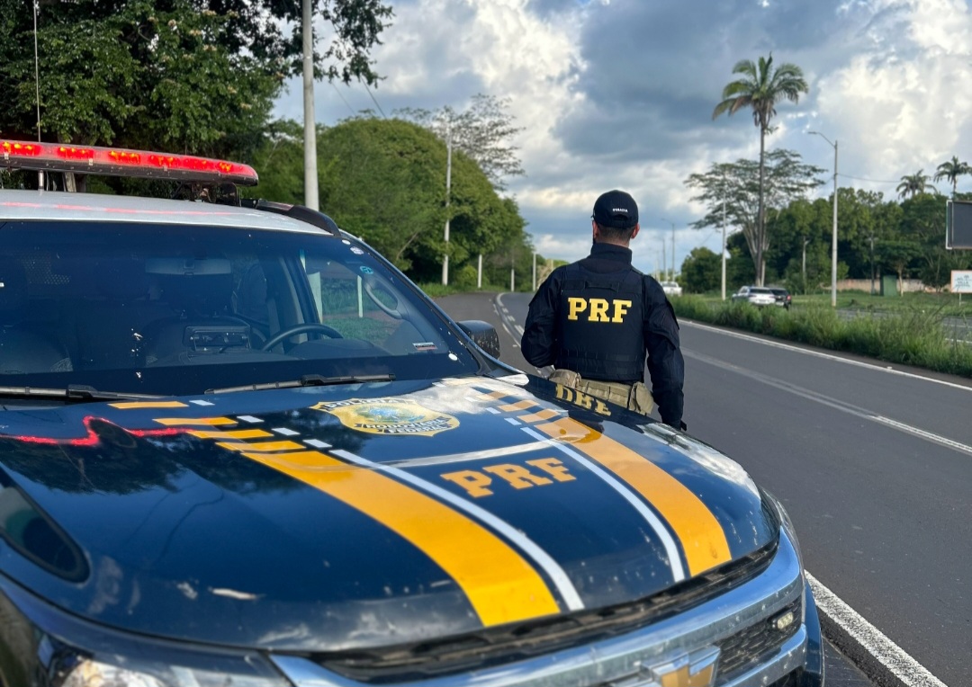 Agentes da PRF durante fiscazação na Operação Férias
