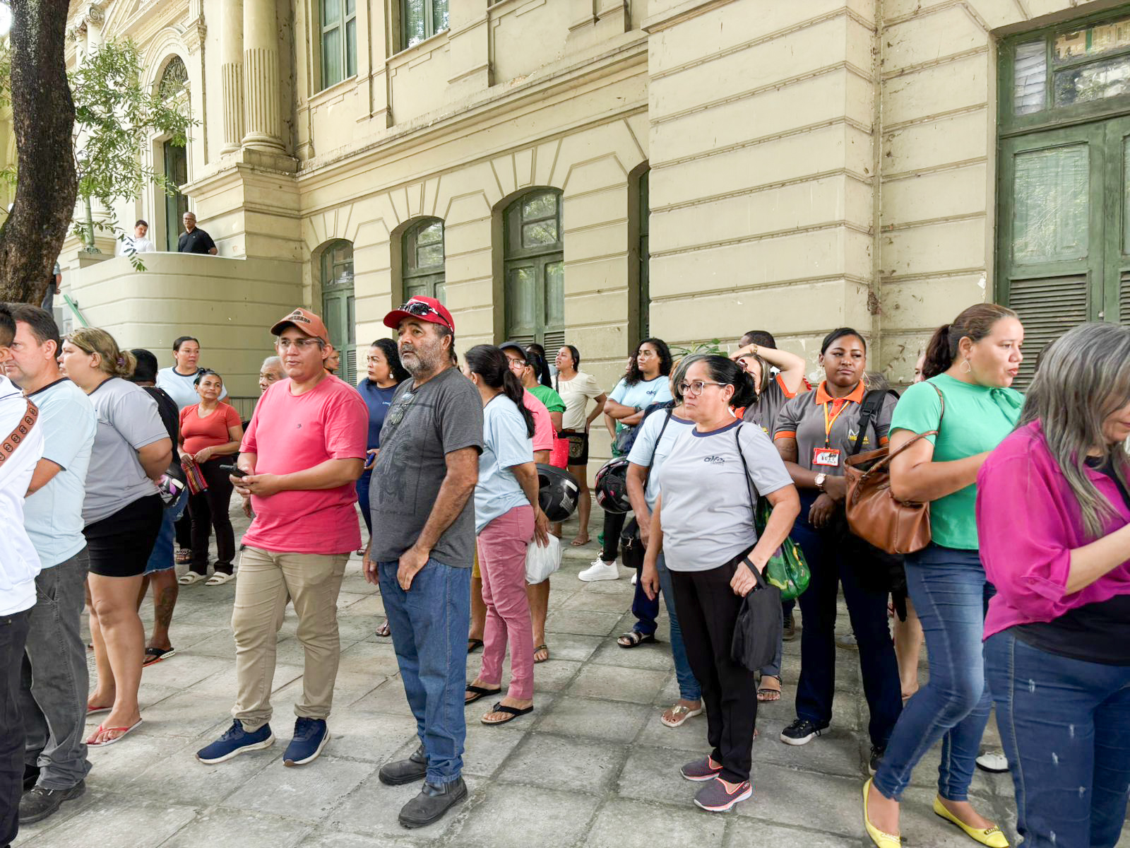 Trabalhadores - realizaram manifestação nesta terça-feira reivindicando pagamentos