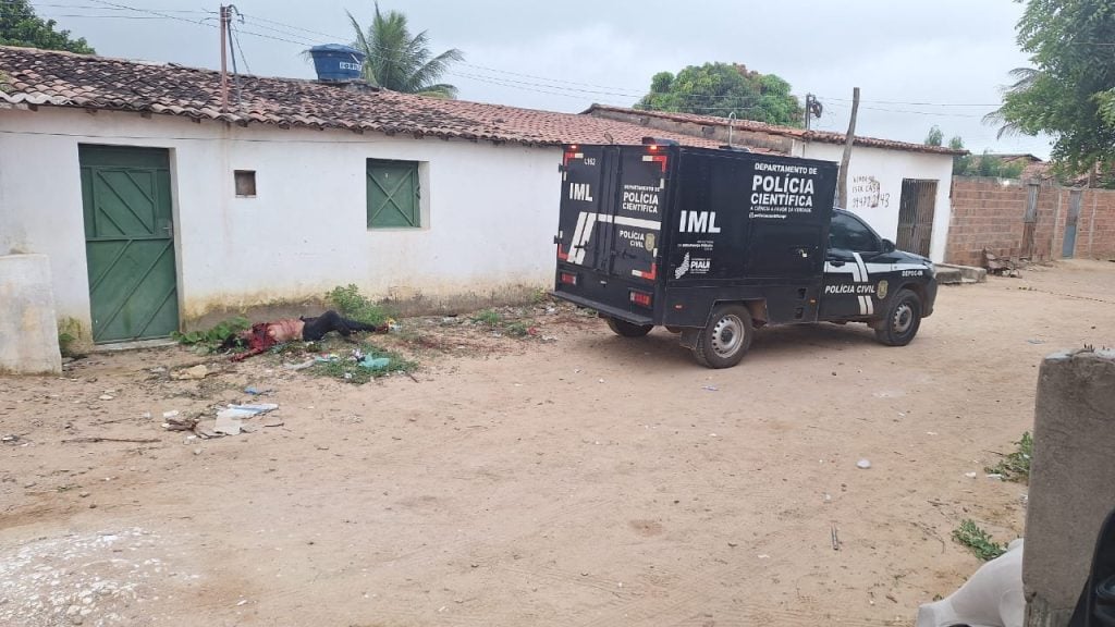 O fato aconteceu no bairro Novo Milênio. Ao fundo o corpo da Verônica estendido no chão