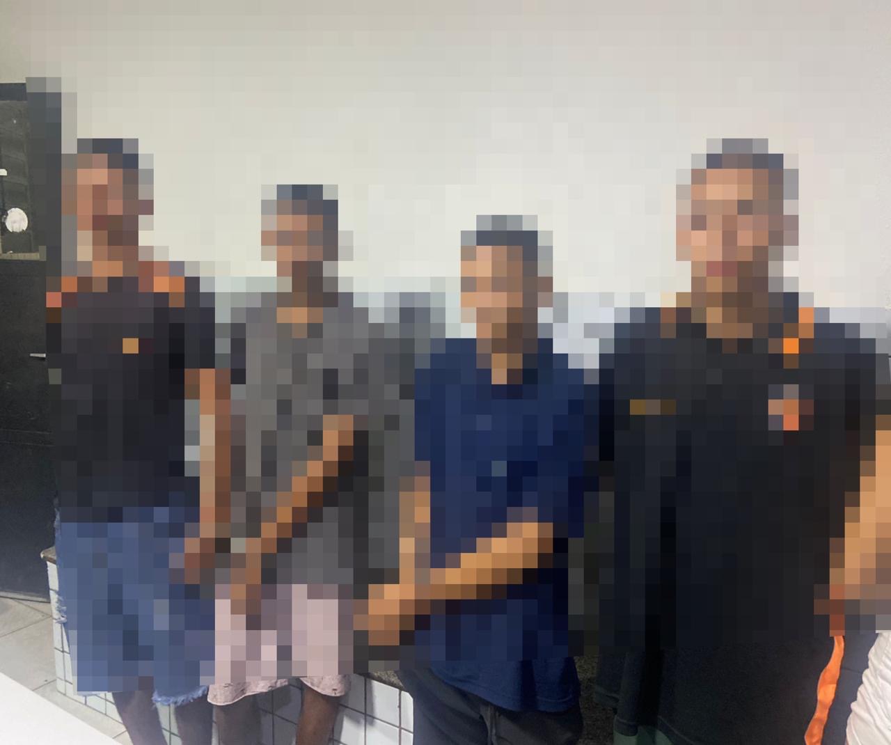 Criminosos presos pela PMPI após tentativa de ação criminosa na zona norte de Teresina; com eles foram apreendidos arma de fogo, veículos e eletrônicos.